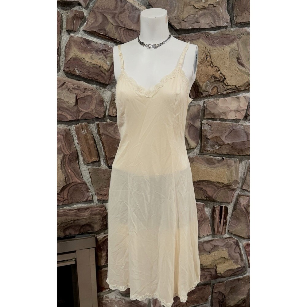 Movie Star Cream Full Slip Size 34 Avg. Lace Trim Madeβ In USA Vintage Retro
